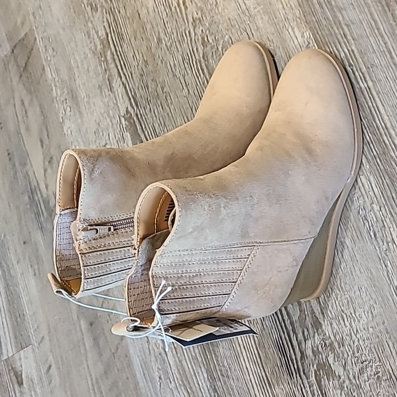 Universal Thread Cypress Winter Boots - Size 6 - Picture 2 of 5